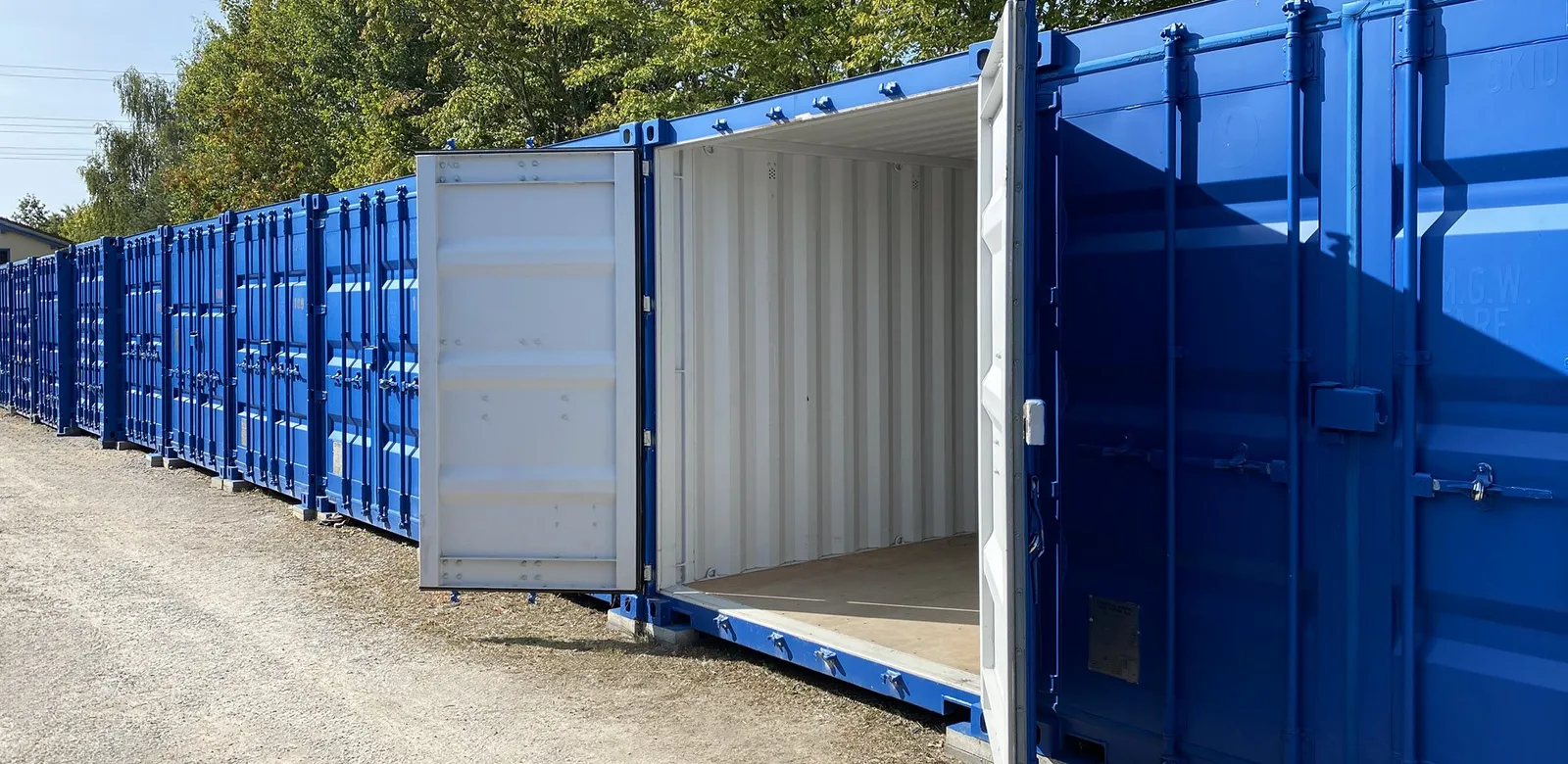 Blaue Lagercontainer mit geöffneten Türen und Blick in den Innenraum